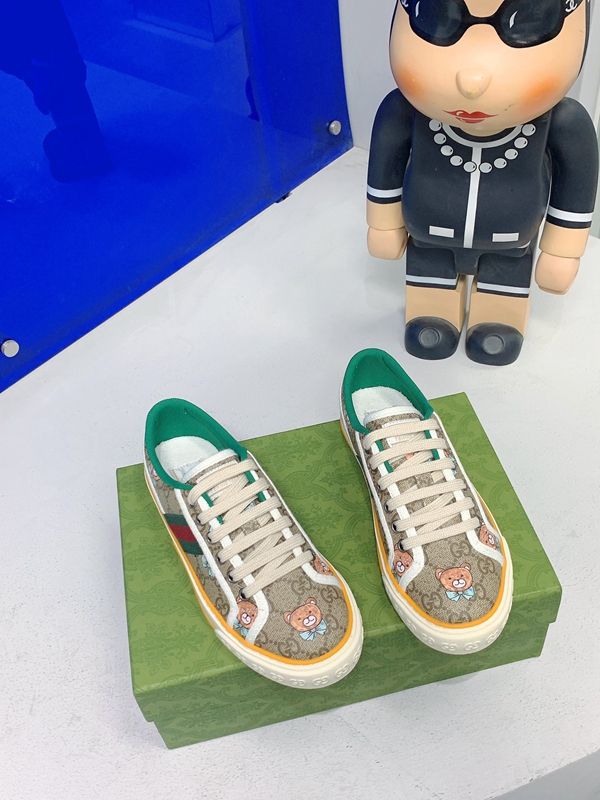 グッチ靴背面デザイン